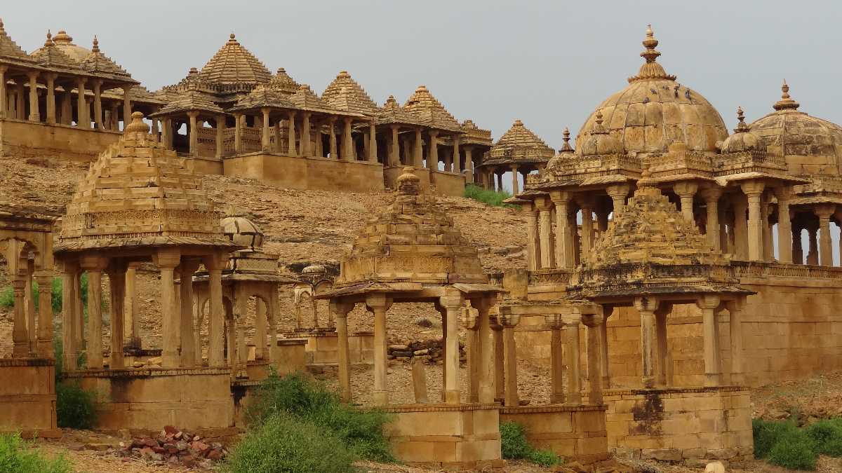 royal-cenotaphs-devikund-sagar-img